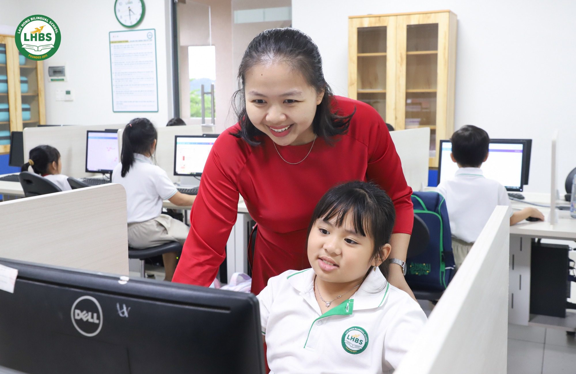Các học sinh Tiểu học Trường Song Ngữ Lạc Hồng chăm chỉ học tập và phát triển tư duy sáng tạo qua các câu lạc bộ.