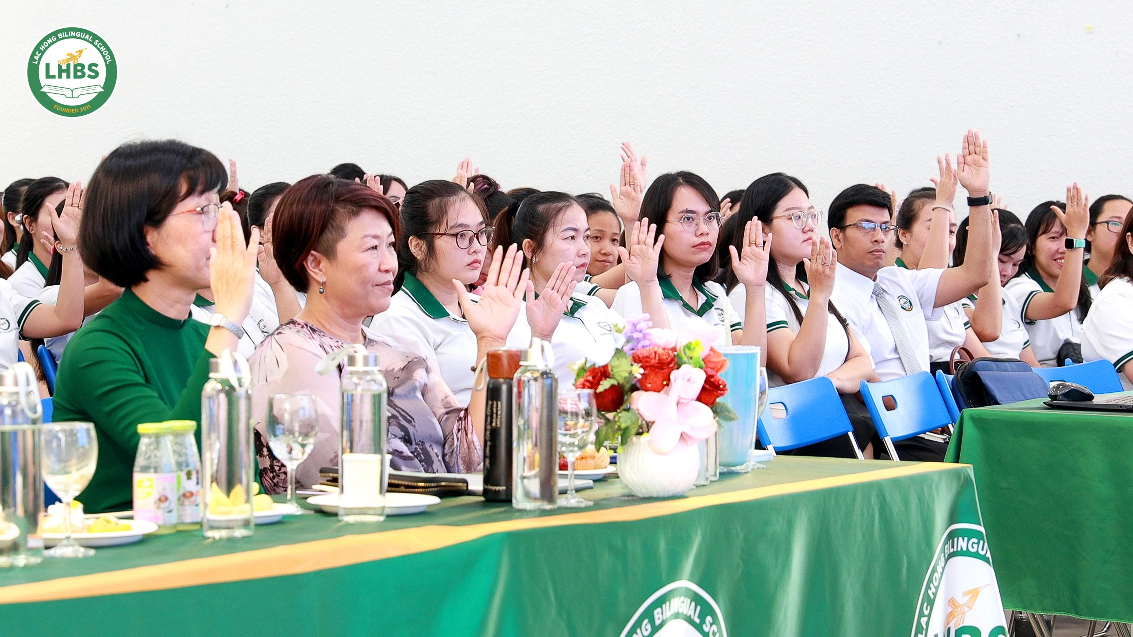 Đội ngũ giáo viên và nhân viên tham gia Hội nghị Người Lao Động 2025 tại Song ngữ Lạc Hồng.