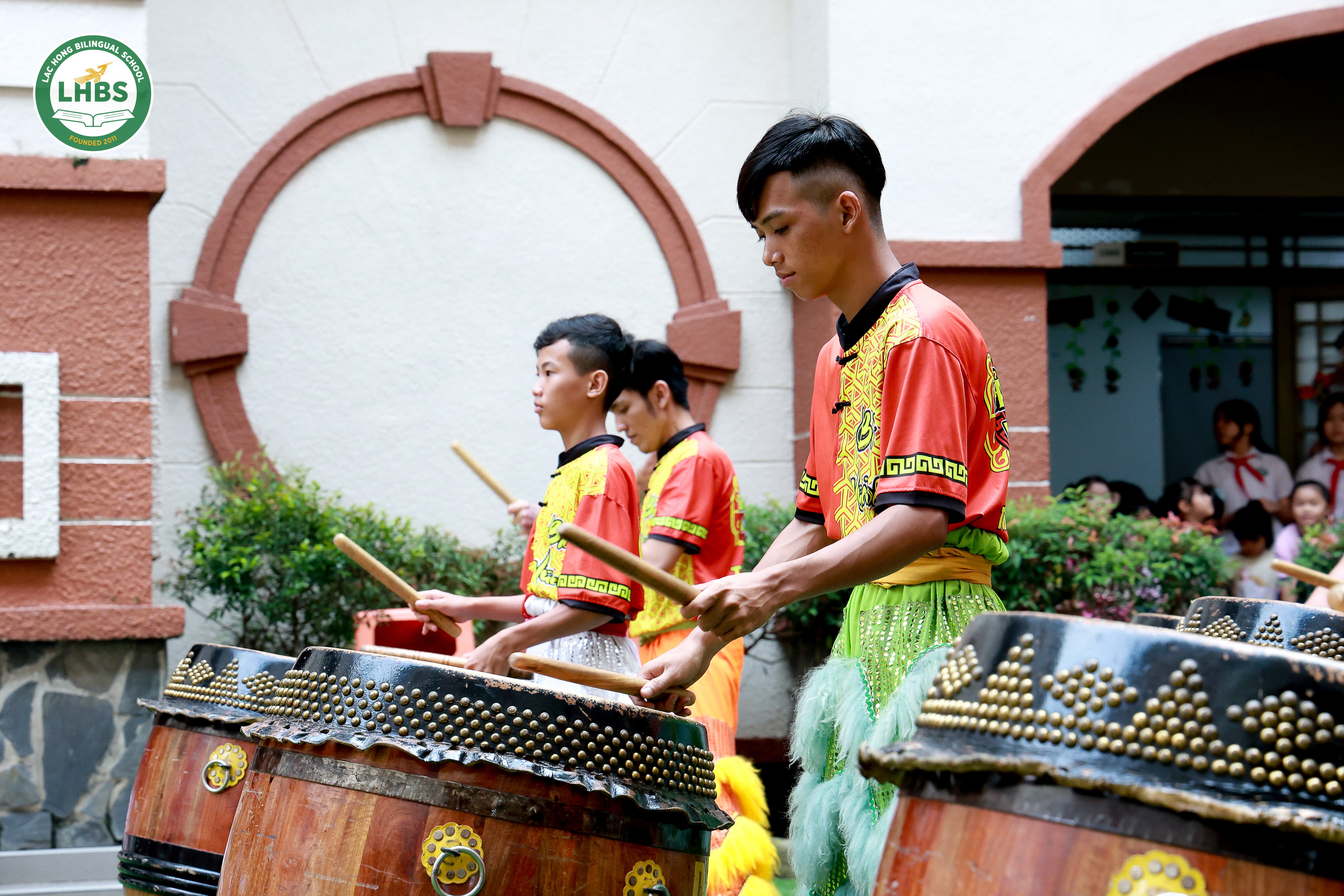 Biểu diễn trống hội mở màn lễ Trung thu Song ngữ Lạc Hồng