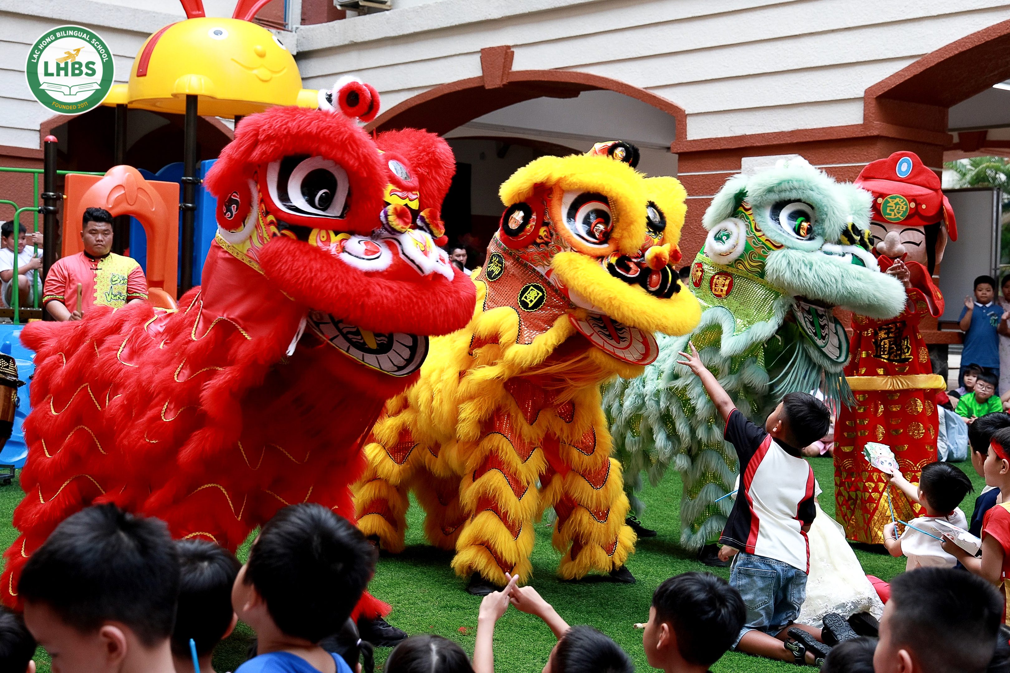 Tiết mục múa lân sôi động trong ngày hội Trung thu tại Trường Song ngữ Lạc Hồng
