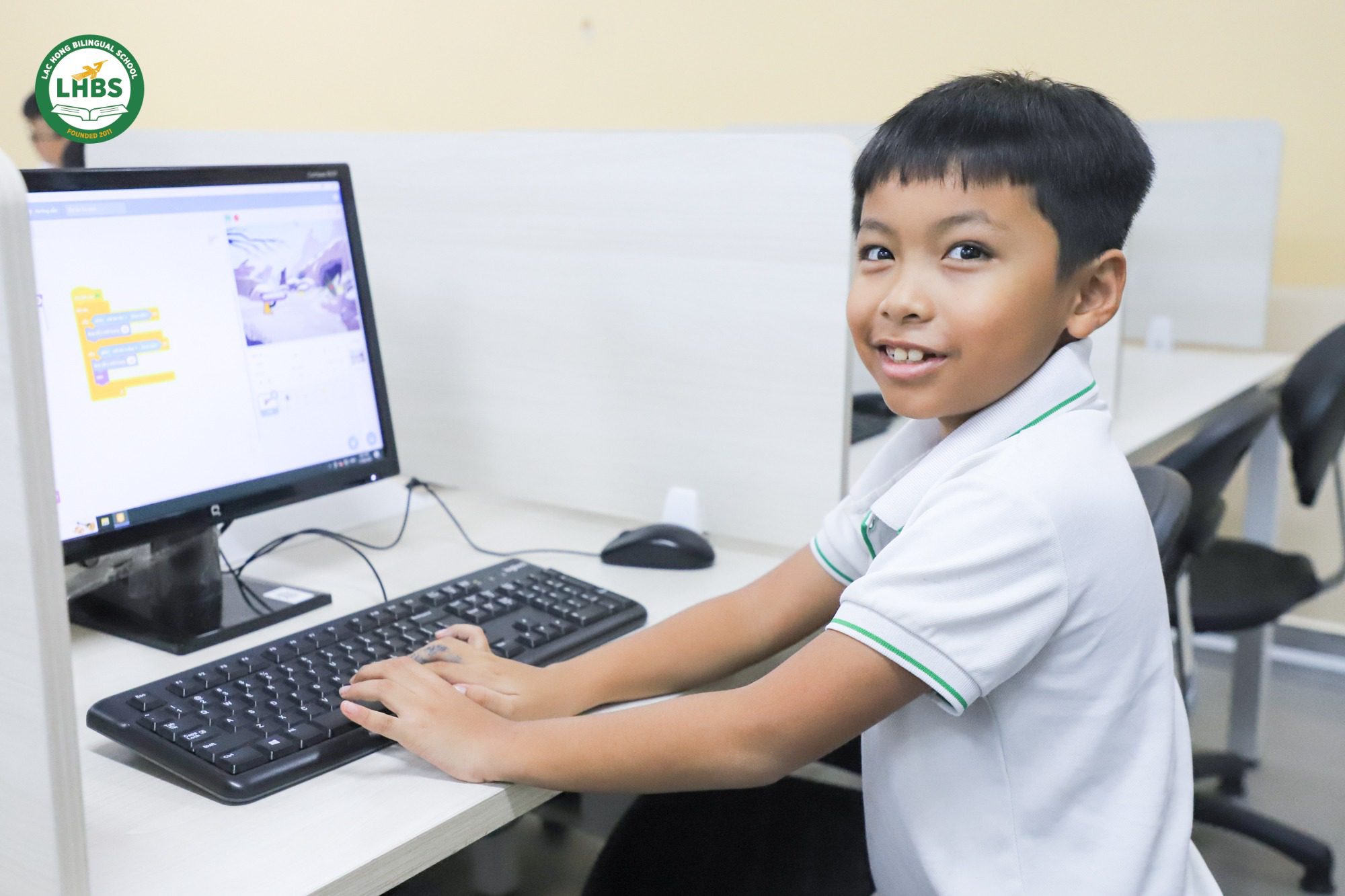 Các học sinh Tiểu học Trường Song Ngữ Lạc Hồng chăm chỉ học tập và phát triển tư duy sáng tạo qua các câu lạc bộ.