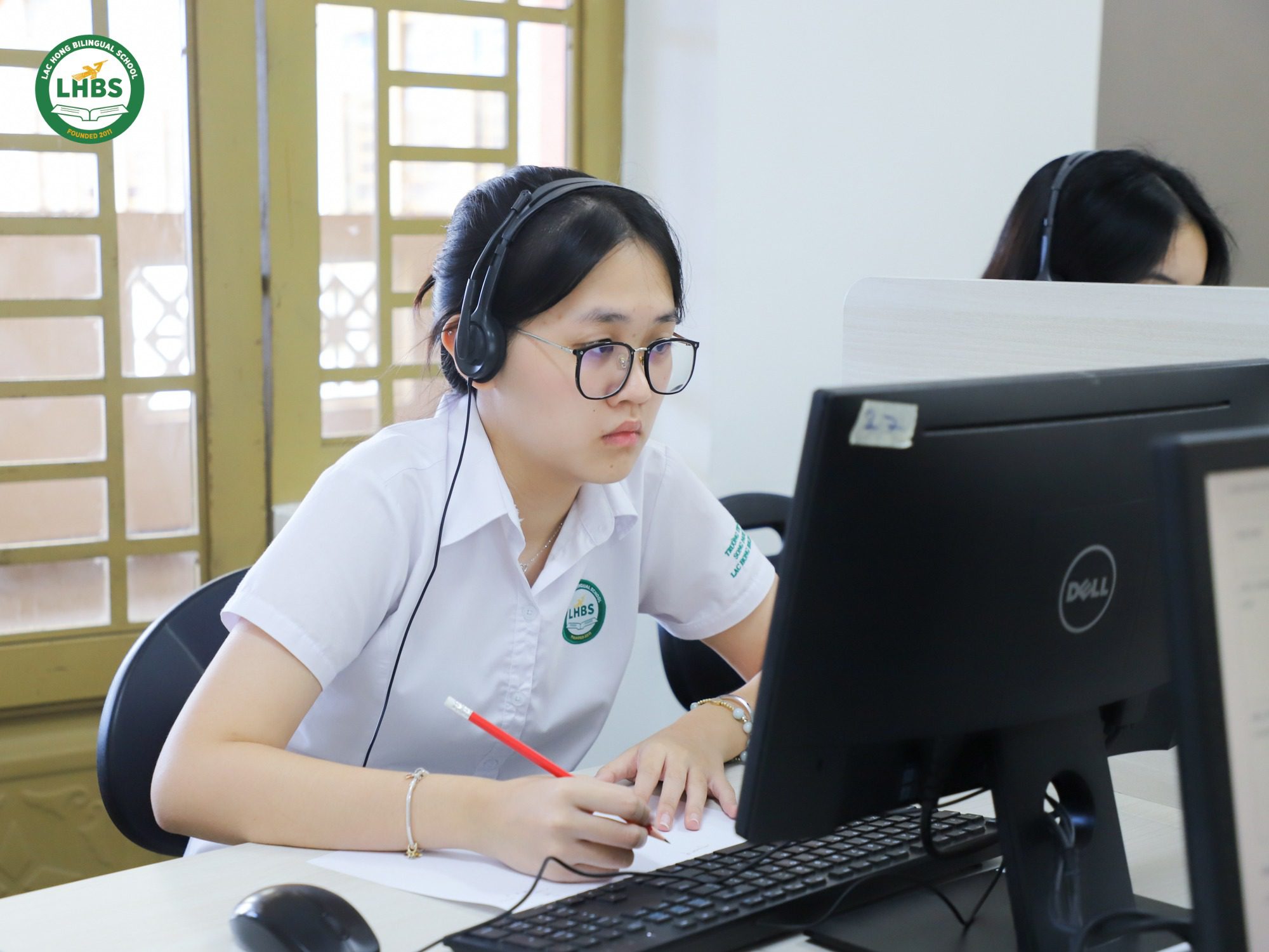 Học sinh tham gia thi thử IELTS trên máy tại sự kiện IELTS Hackathon tại Song ngữ Lạc Hồng.