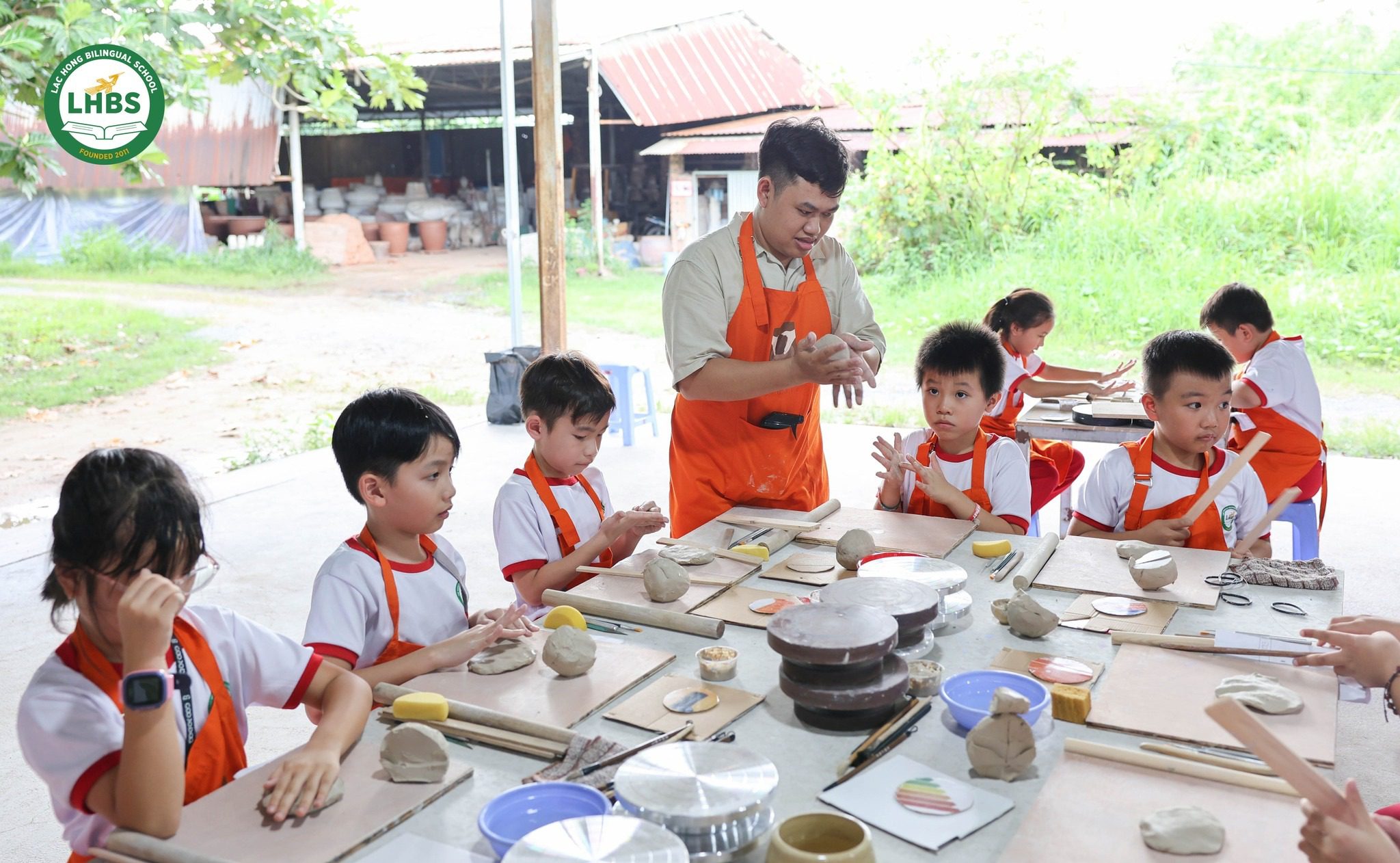 Các nghệ nhân giới thiệu quy trình làm gốm cho học sinh Song ngữ Lạc Hồng