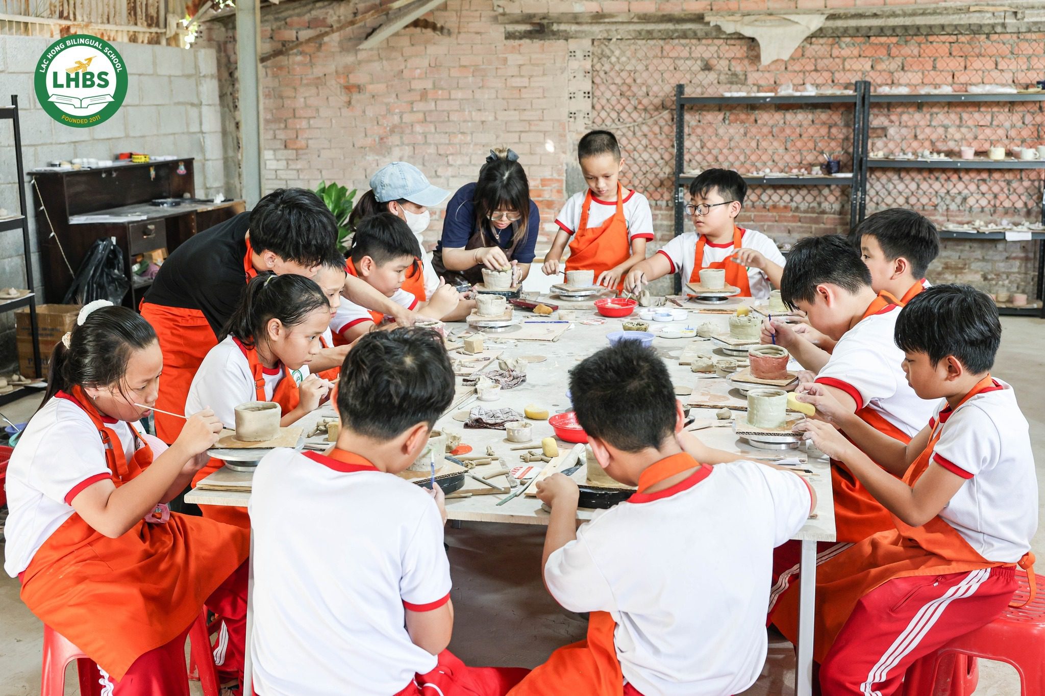 Các nghệ nhân giới thiệu quy trình làm gốm cho học sinh Song ngữ Lạc Hồng