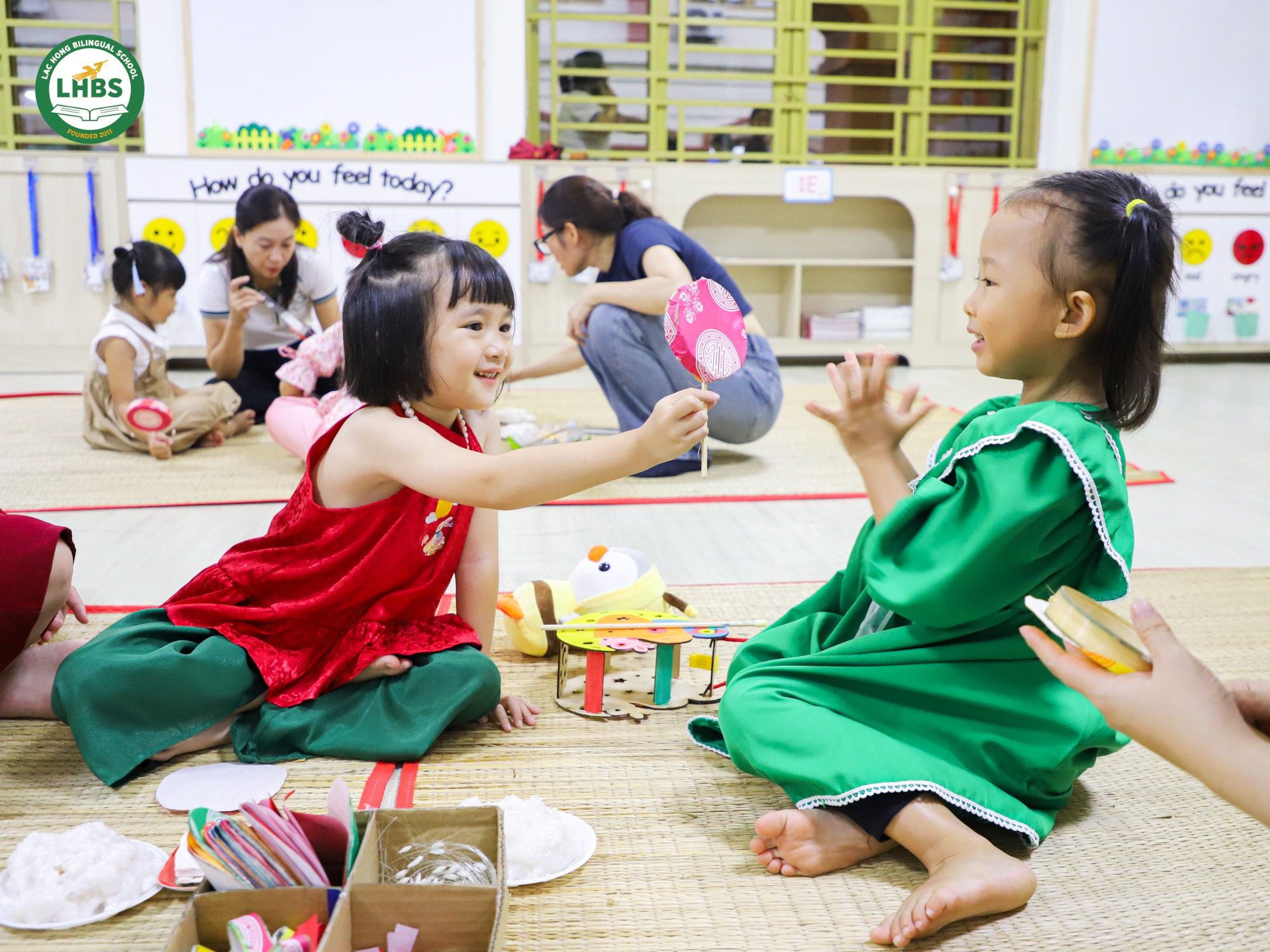 Trẻ em tham gia workshop làm trống lùng tung trong đêm hội Trung Thu tại Mầm Non Song Ngữ Lạc Hồng