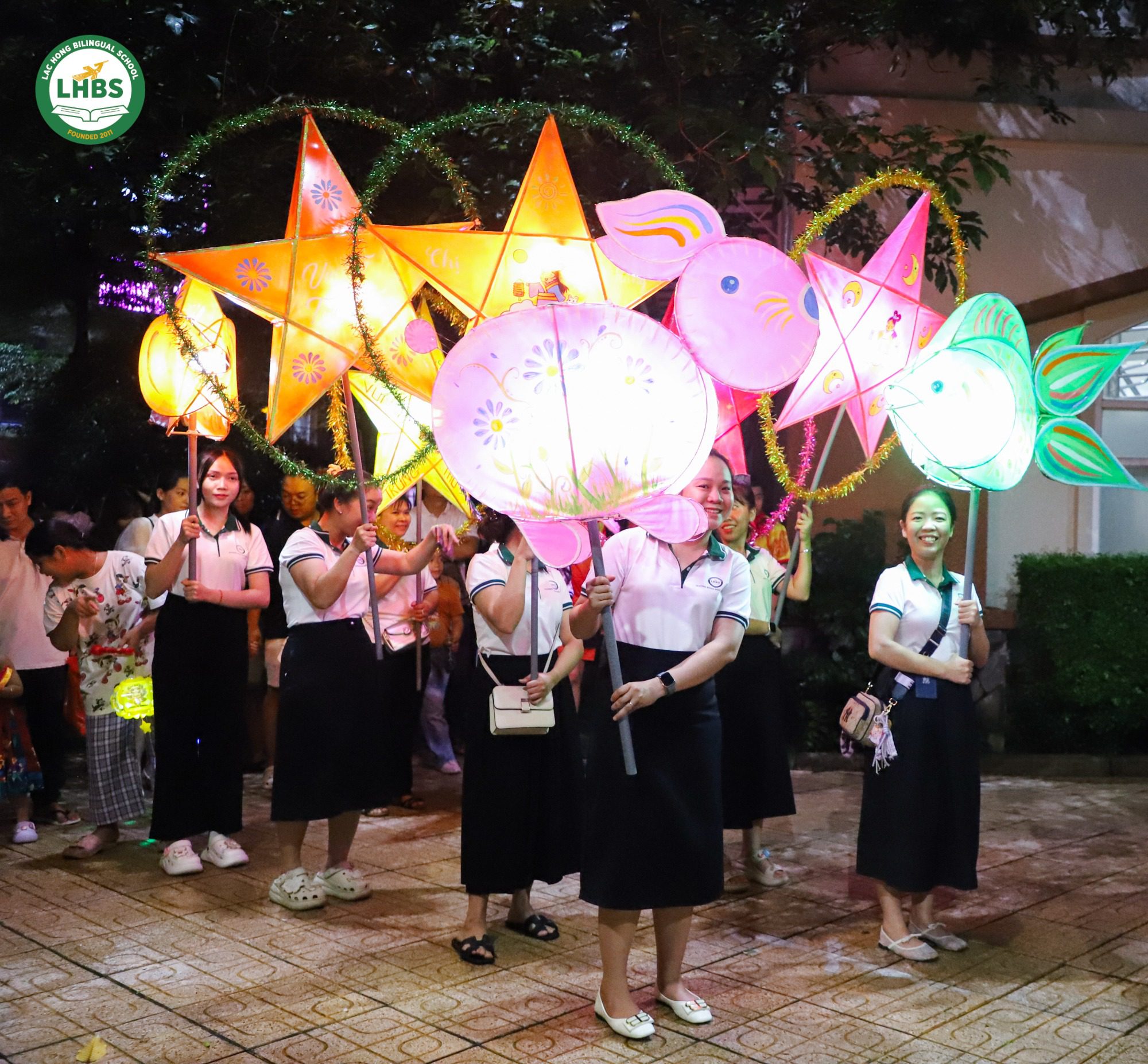 Học sinh Mầm non Song ngữ Lạc Hồng rước đèn Trung Thu cùng thầy cô, ba mẹ