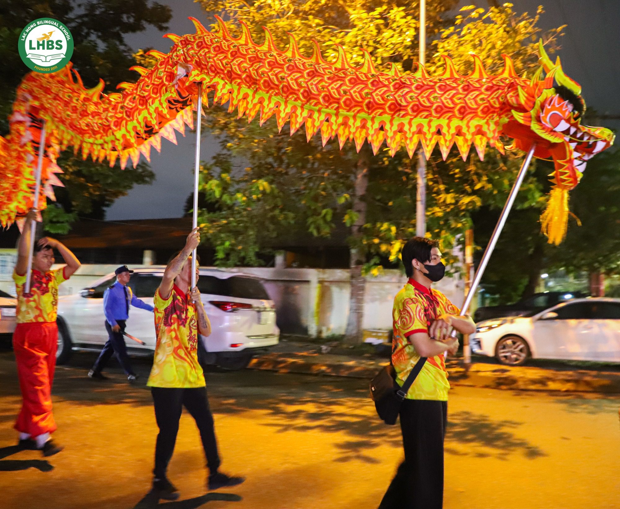 Học sinh Mầm non Song ngữ Lạc Hồng rước đèn Trung Thu cùng thầy cô, ba mẹ