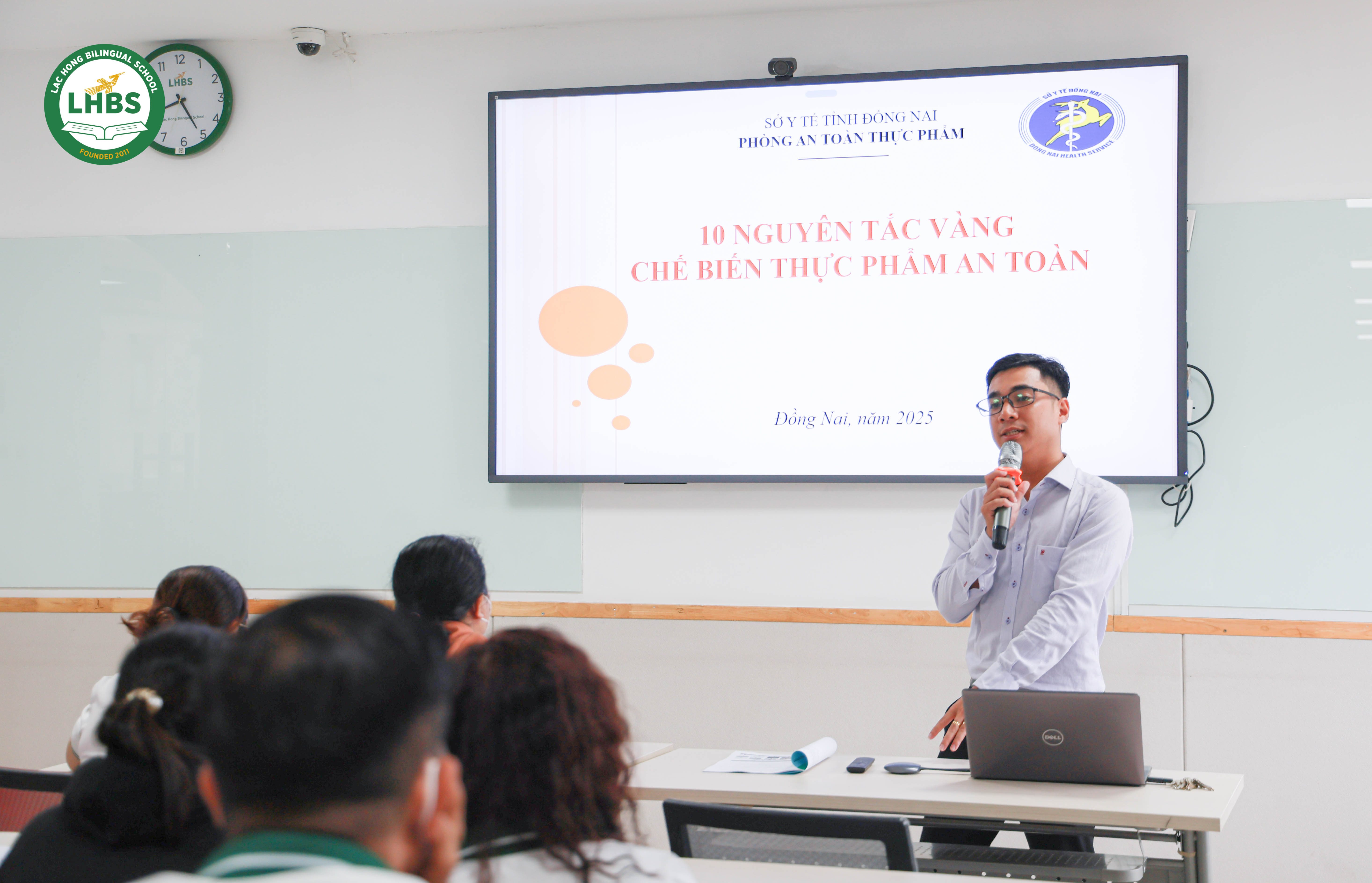 Buổi tập huấn AN TOÀN VỆ SINH THỰC PHẨM cho nhân viên Trường Song ngữ Lạc Hồng