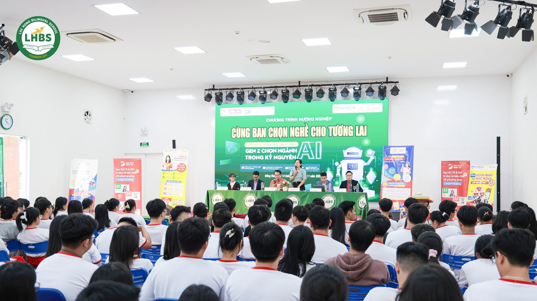 Chuyên gia hướng nghiệp chia sẻ cùng học sinh Trường Song ngữ Lạc Hồng trong chương trình tư vấn hướng nghiệp.