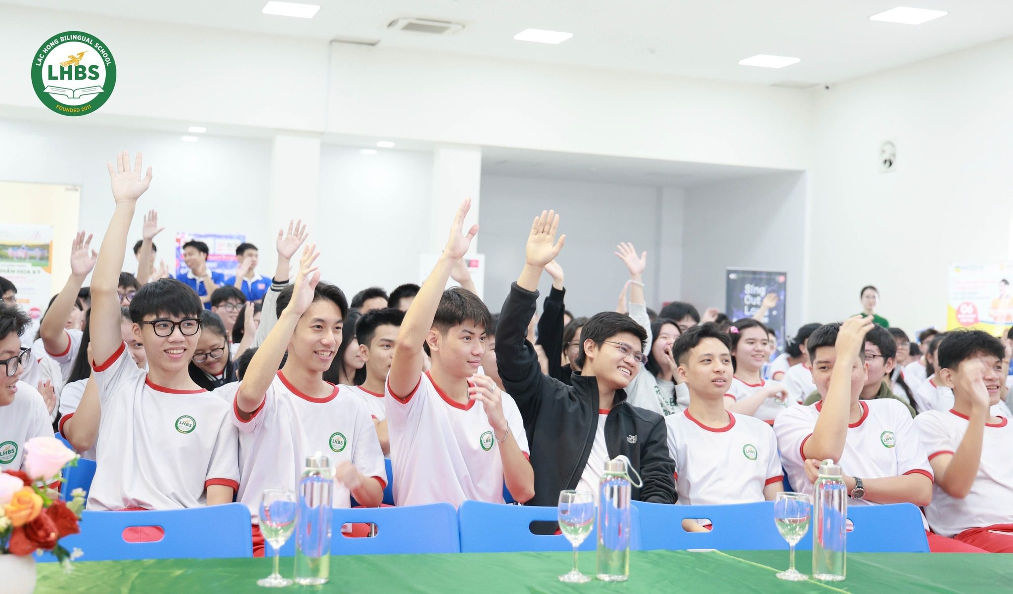 Học sinh lớp 12 Trường Song ngữ Lạc Hồng lắng nghe chia sẻ trong chương trình tư vấn hướng nghiệp.