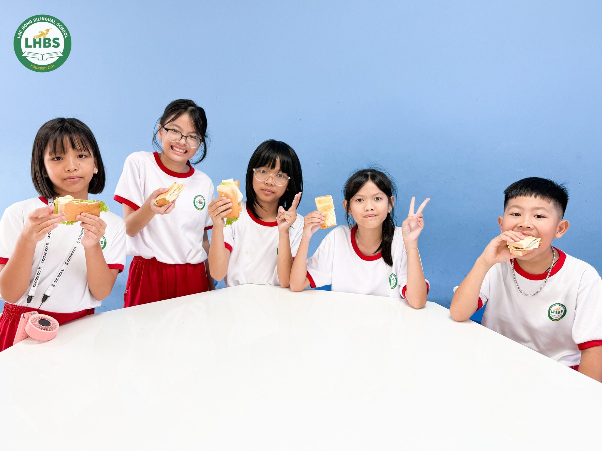 Học sinh lớp 5 trình bày món ăn sau giờ học nấu ăn