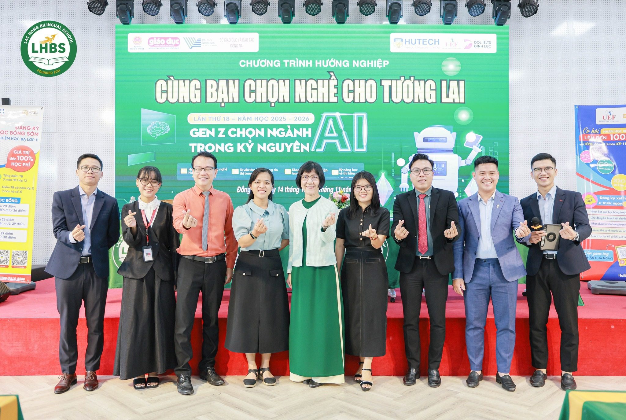 Chuyên gia hướng nghiệp cùng BGH nhà trường