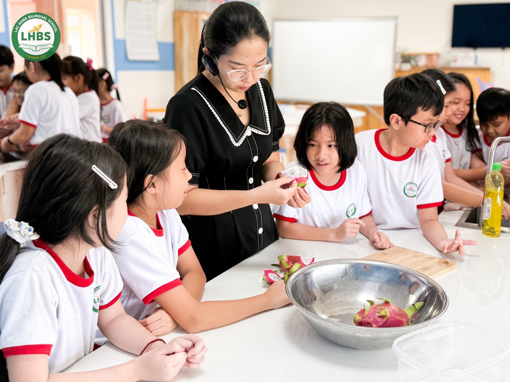 Học sinh lớp 5 thực hành nấu ăn an toàn trong giờ học phát triển kĩ năng