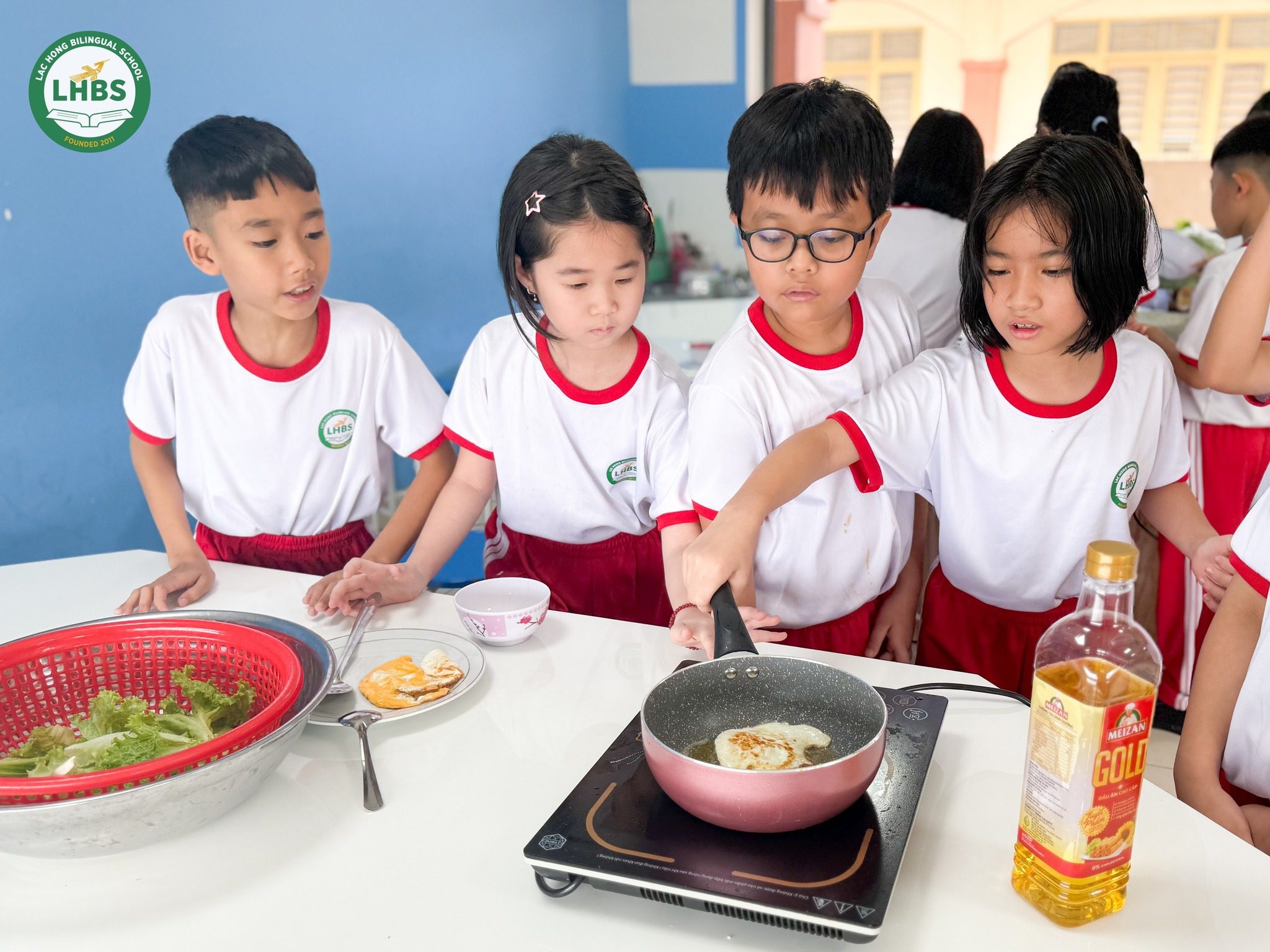 Học sinh lớp 5 làm việc nhóm trong hoạt động nhà hàng mini