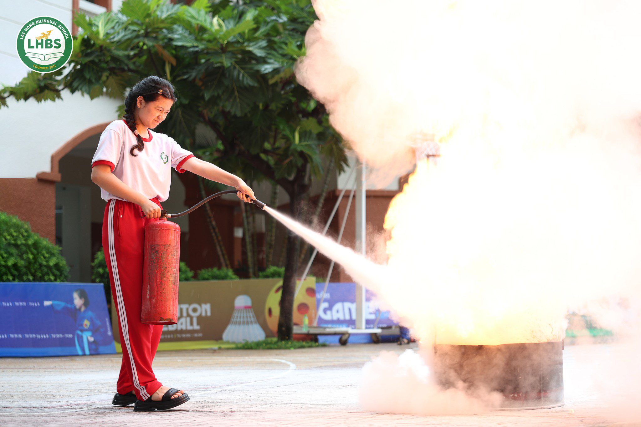 Học sinh Trường Song ngữ Lạc Hồng được hướng dẫn kỹ năng thoát hiểm trong buổi tập huấn PCCC