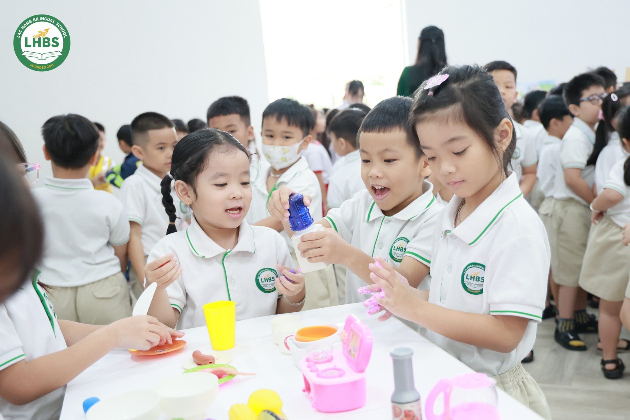 Học sinh khối 1 Trường Song ngữ Lạc Hồng tham gia dự án Công việc trong cộng đồng