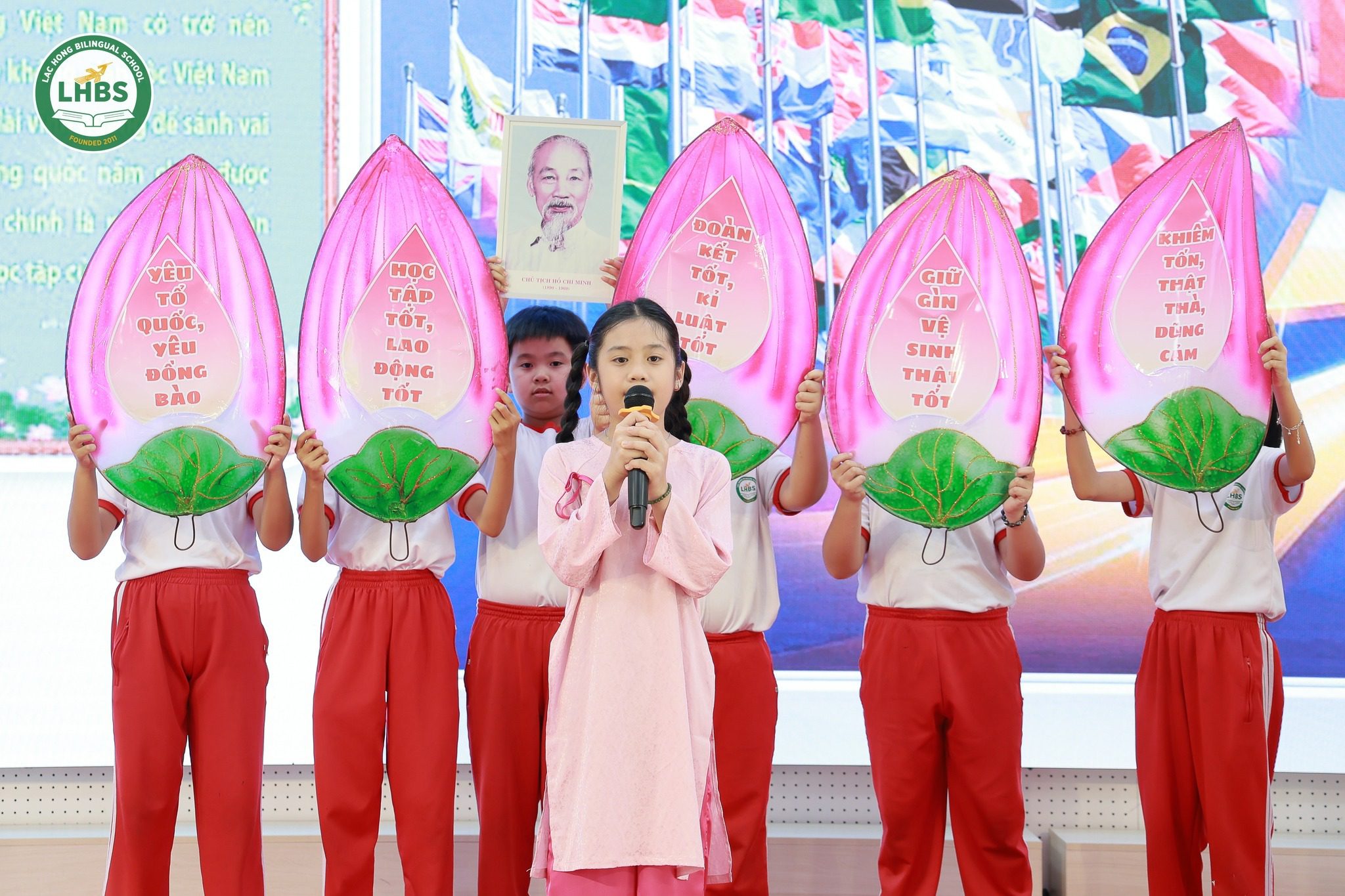 Học sinh tiểu học Trường Song ngữ Lạc Hồng kể chuyện về Bác Hồ