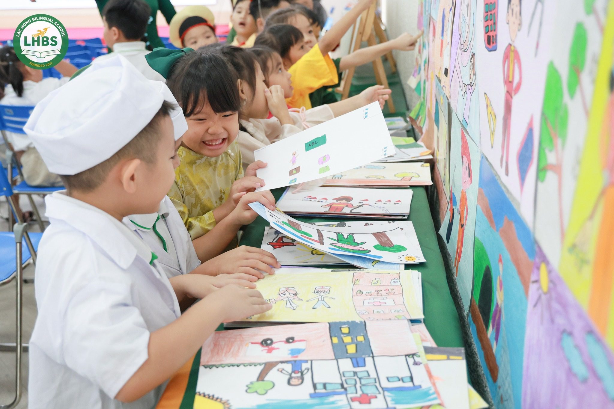 Học sinh khối 1 Trường Song ngữ Lạc Hồng tham gia dự án Công việc trong cộng đồng