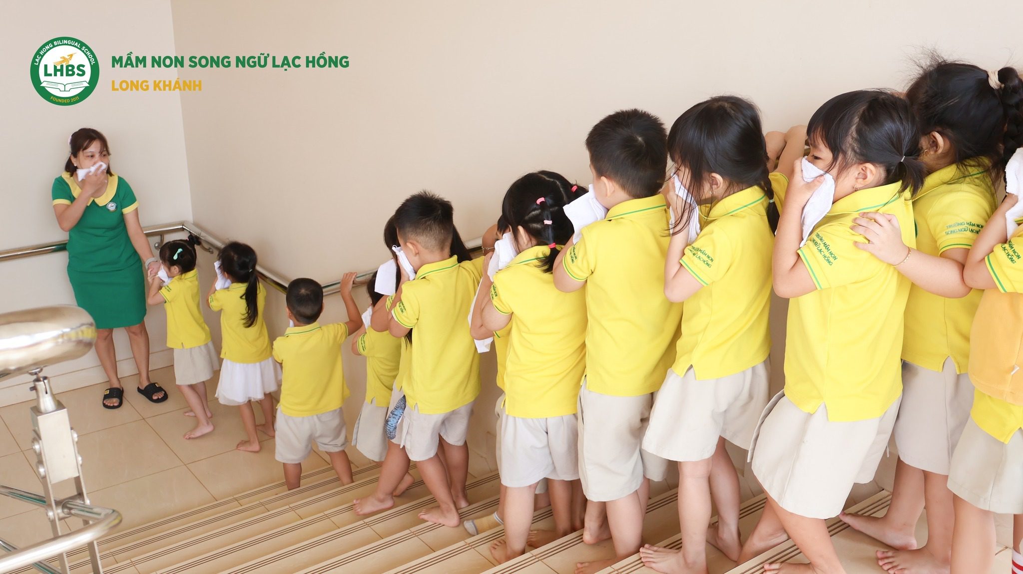 Học sinh Song ngữ Lạc Hồng được hướng dẫn kỹ năng thoát hiểm trong buổi tập huấn PCCC