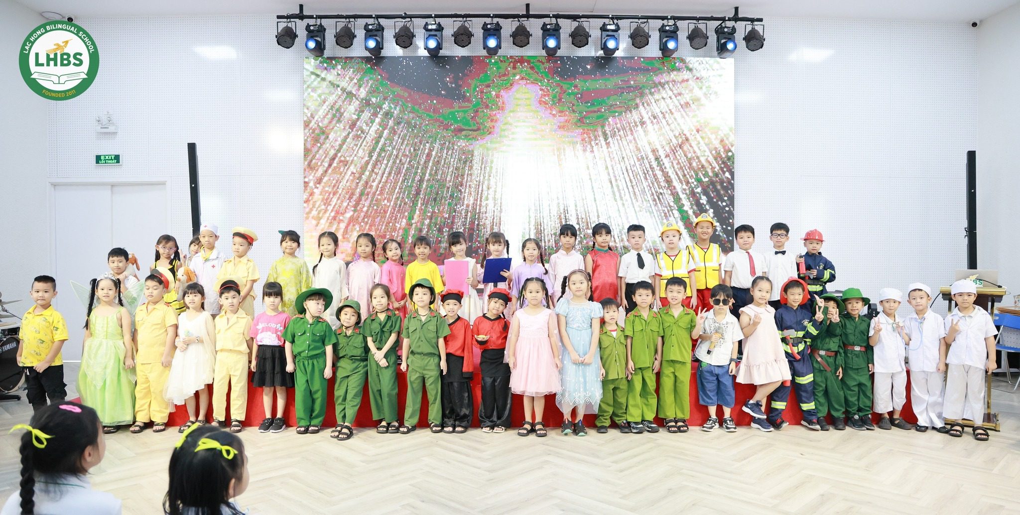 Học sinh khối 1 Trường Song ngữ Lạc Hồng tham gia dự án Công việc trong cộng đồng