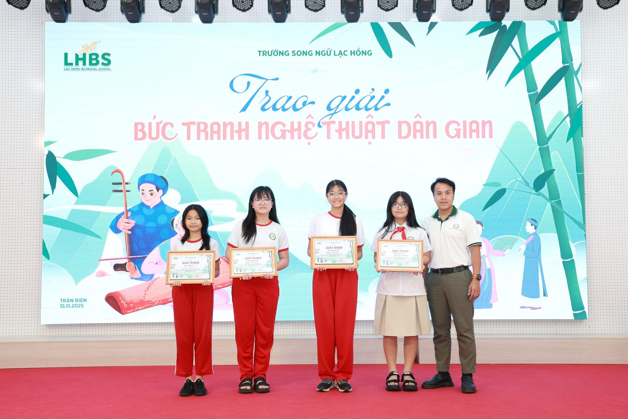 Học sinh biểu diễn tại Chung kết "Bức tranh nghệ thuật dân gian"