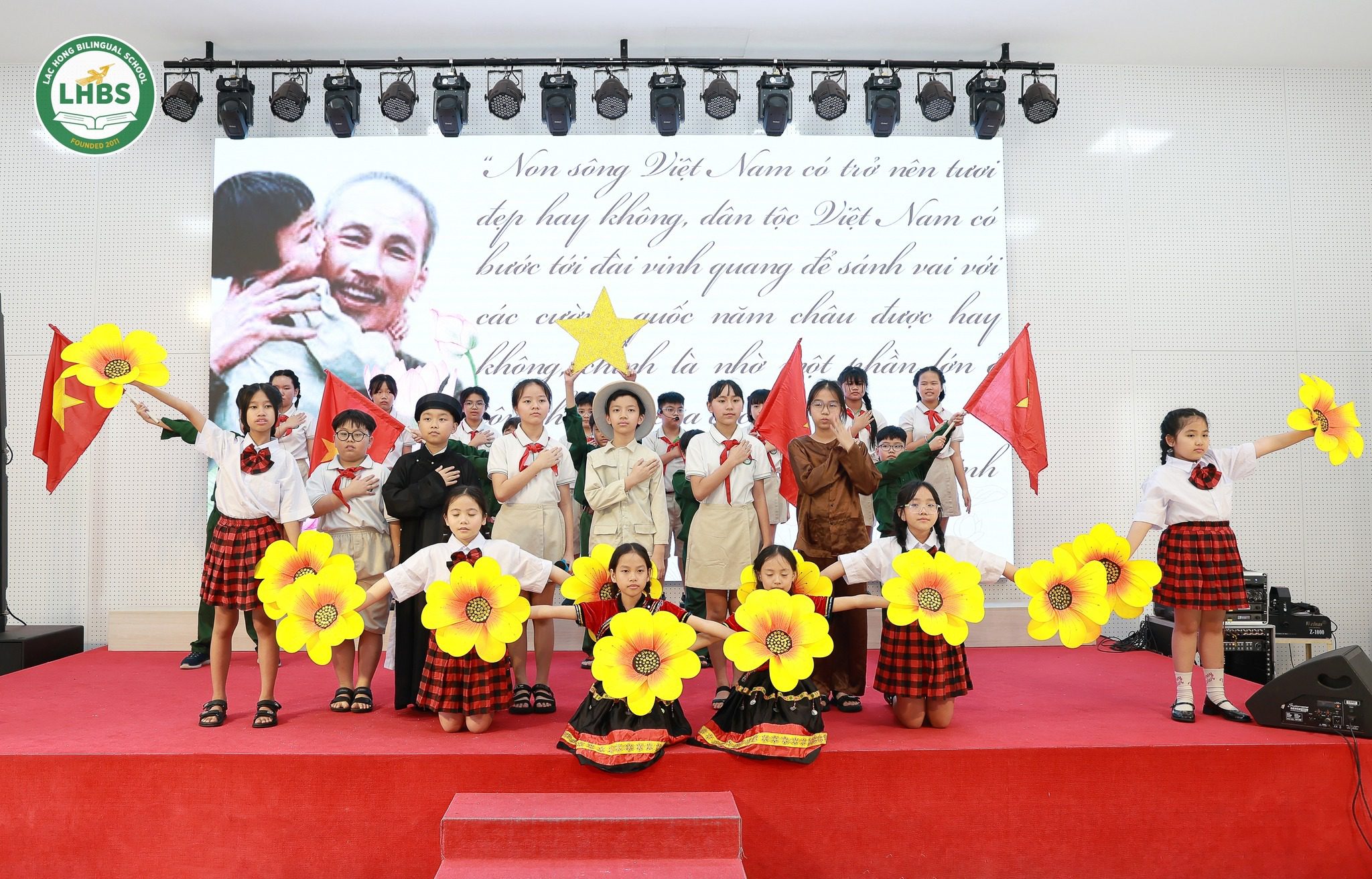 Học sinh tiểu học Trường Song ngữ Lạc Hồng kể chuyện về Bác Hồ