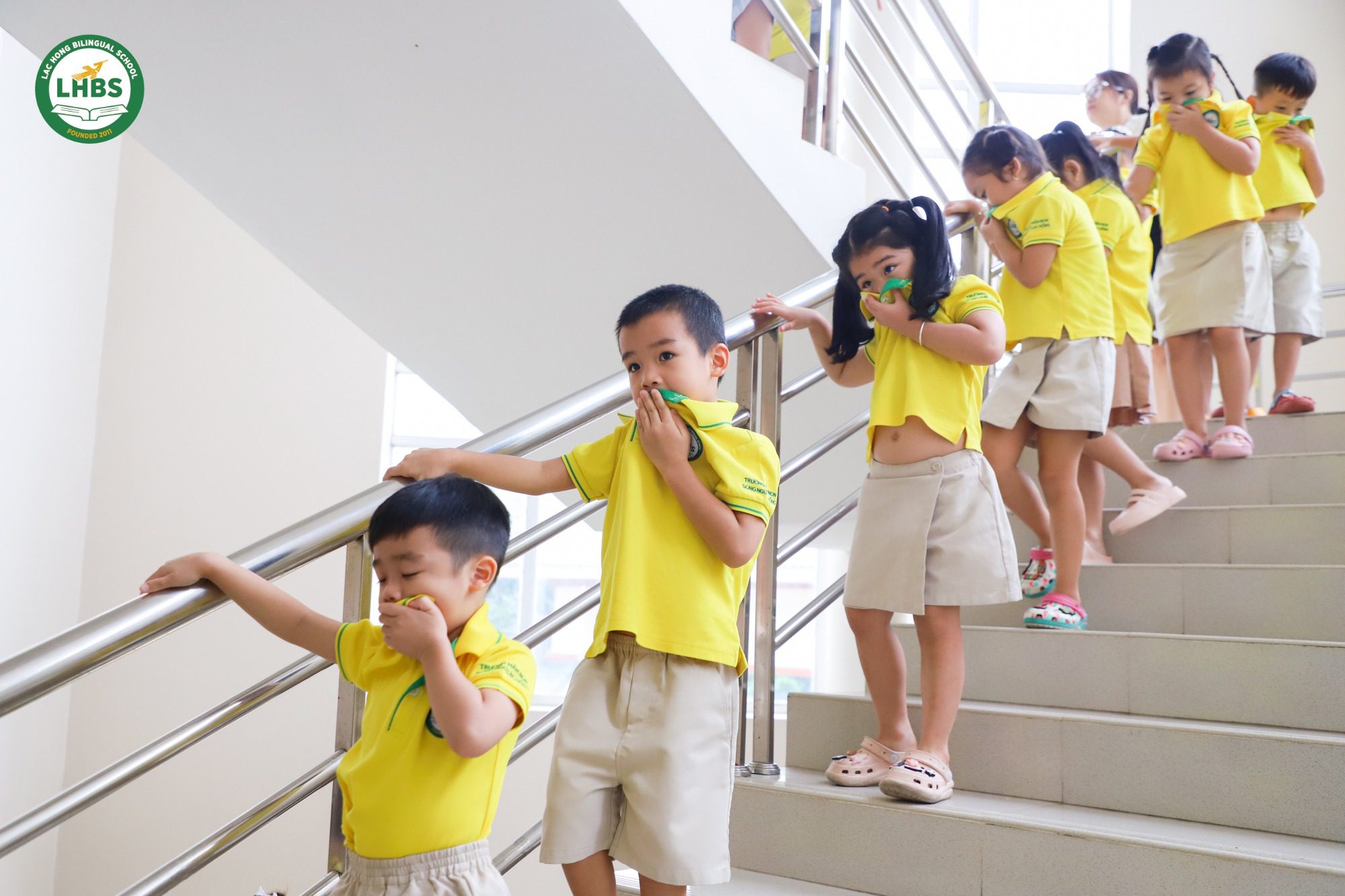 Học sinh Song ngữ Lạc Hồng được hướng dẫn kỹ năng thoát hiểm trong buổi tập huấn PCCC