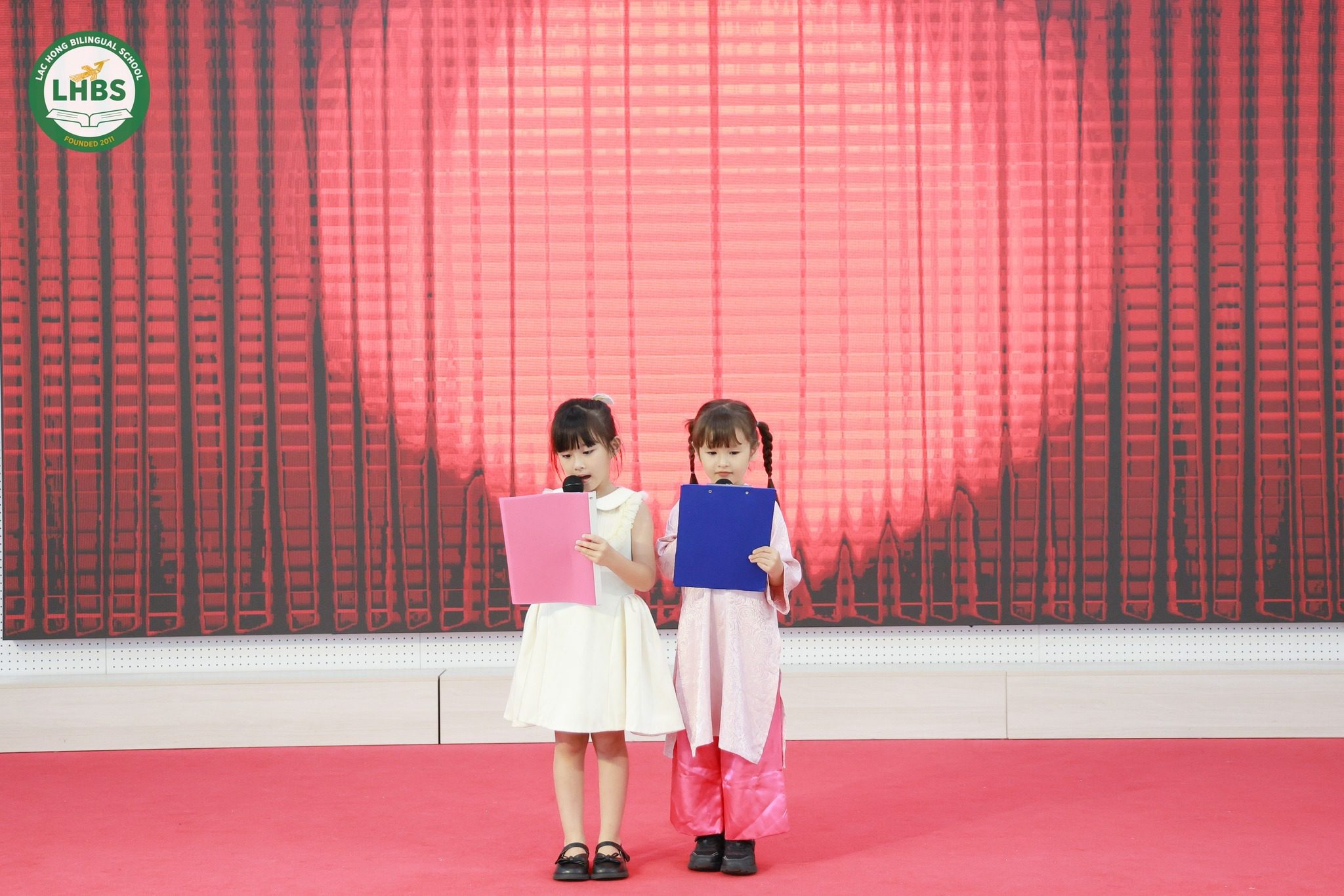 Học sinh khối 1 Trường Song ngữ Lạc Hồng tham gia dự án Công việc trong cộng đồng