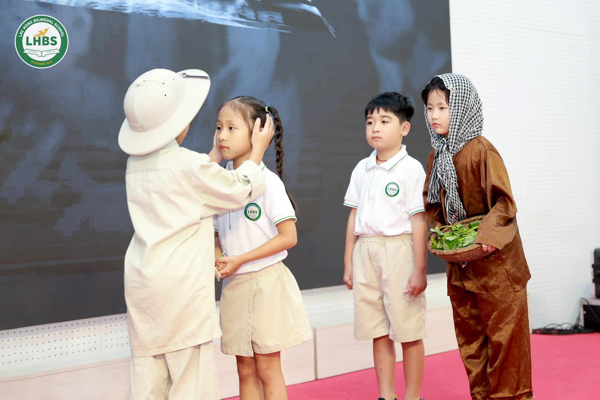 Học sinh tiểu học Trường Song ngữ Lạc Hồng kể chuyện về Bác Hồ