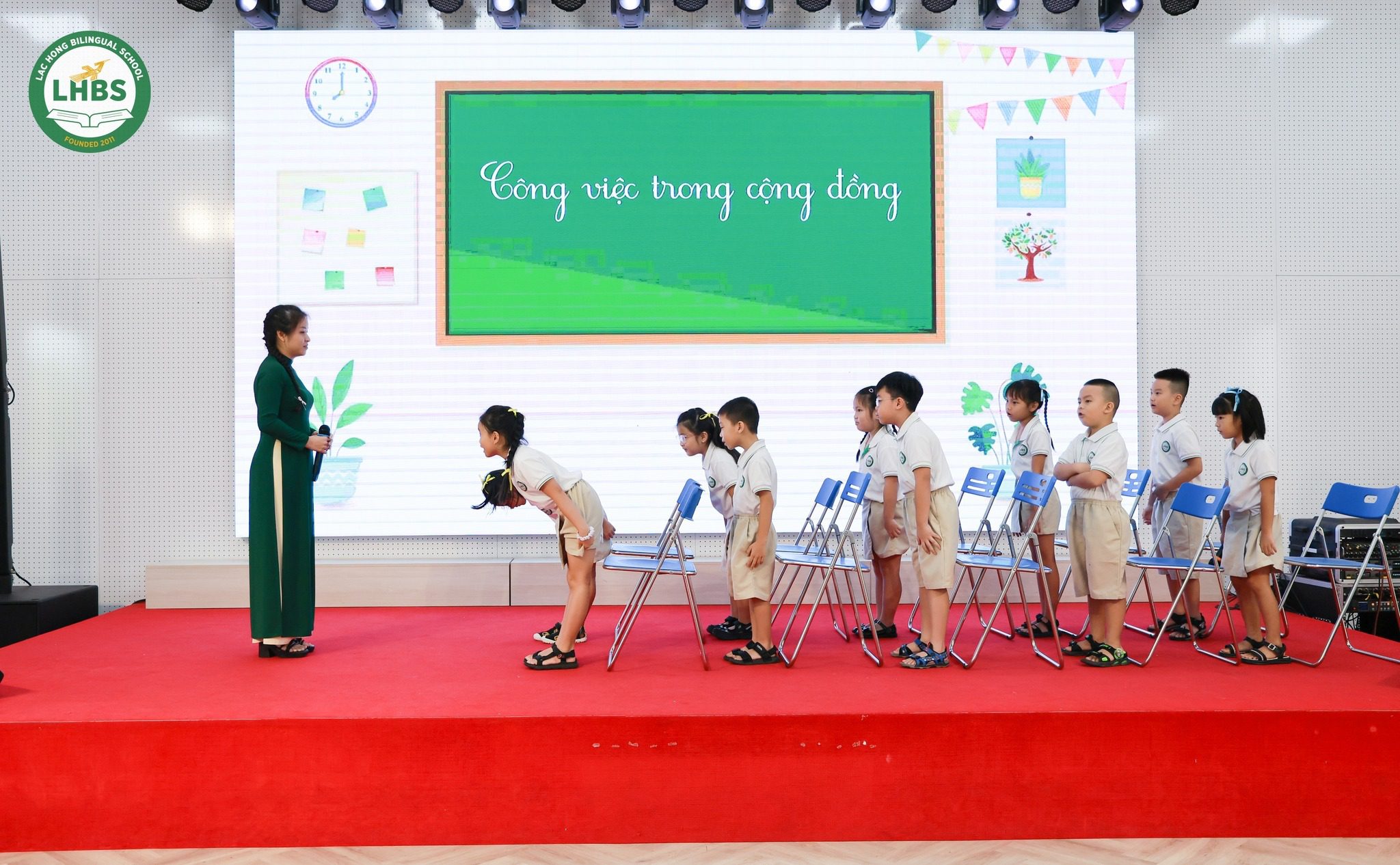 Học sinh khối 1 Trường Song ngữ Lạc Hồng tham gia dự án Công việc trong cộng đồng