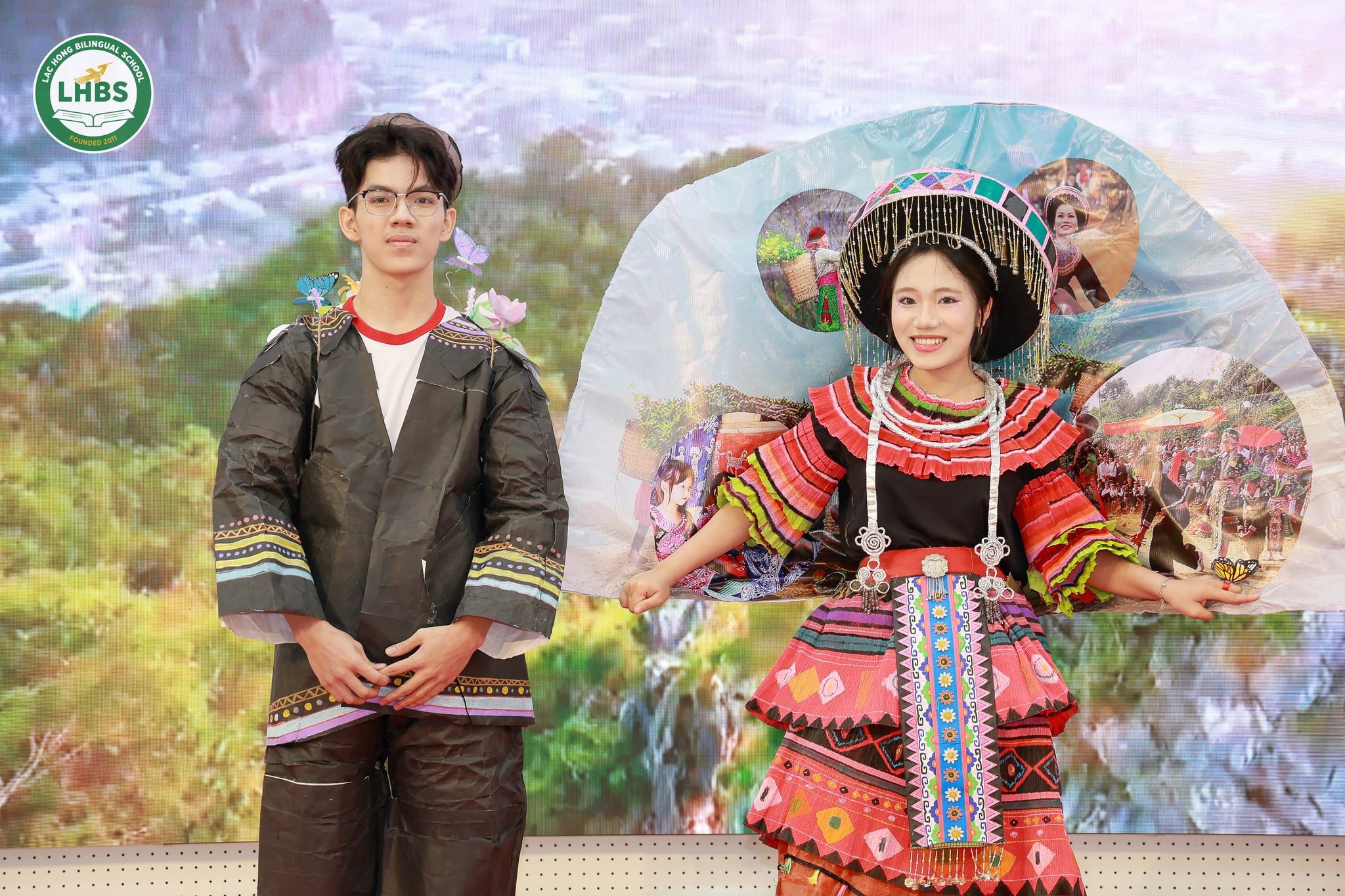 Học sinh biểu diễn tại Chung kết "Bức tranh nghệ thuật dân gian"