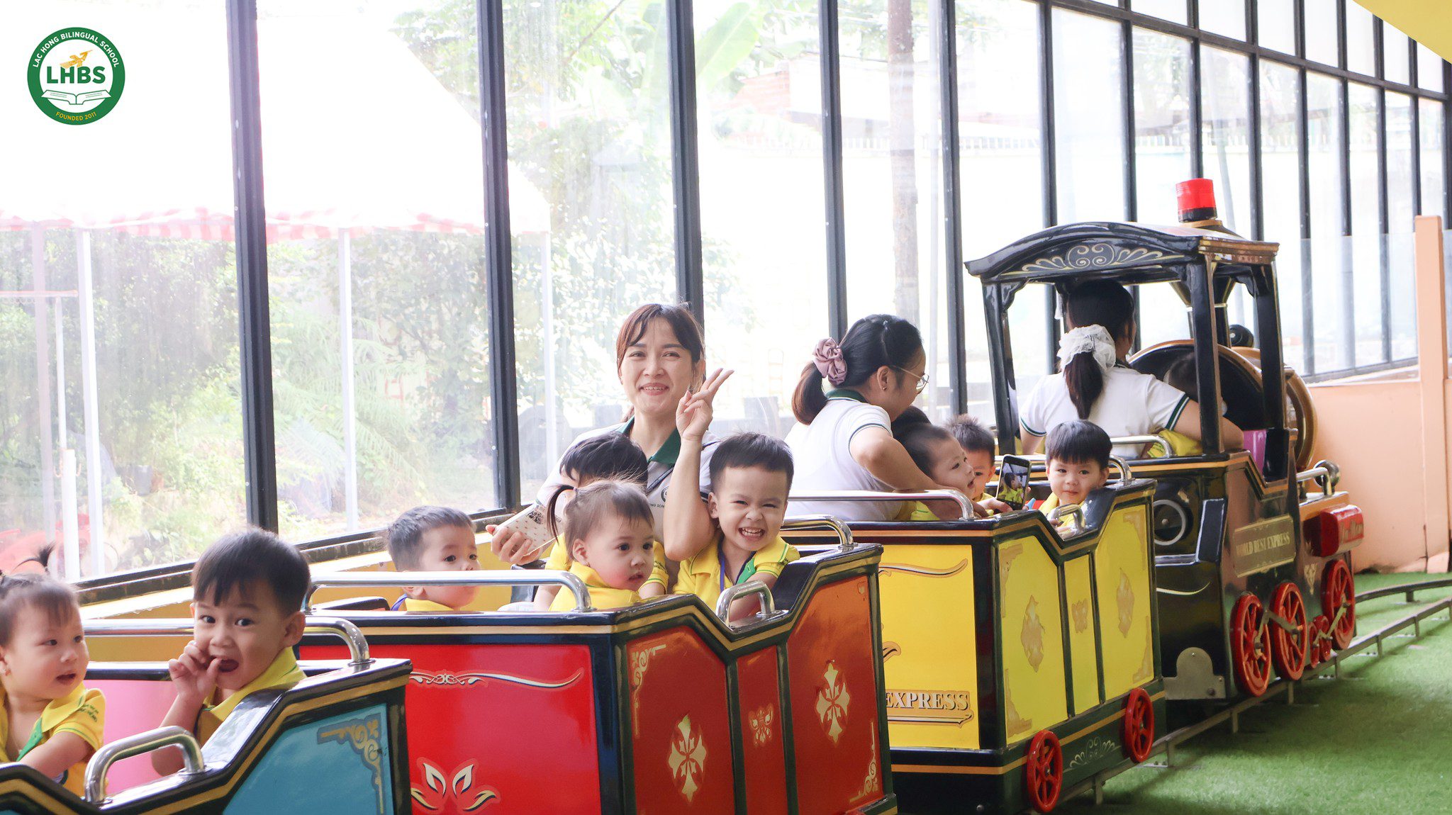 Học sinh Mầm non Song ngữ Lạc Hồng trải nghiệm Khu vui chơi Giáo trí Jolion.