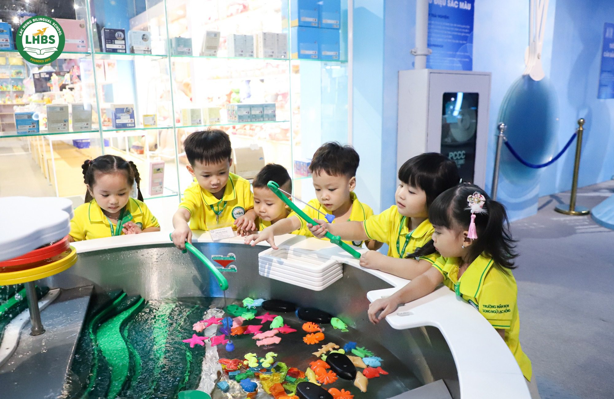 Học sinh Mầm non Song ngữ Lạc Hồng gắn kết bạn bè tại chuyến trải nghiệm Gigamall