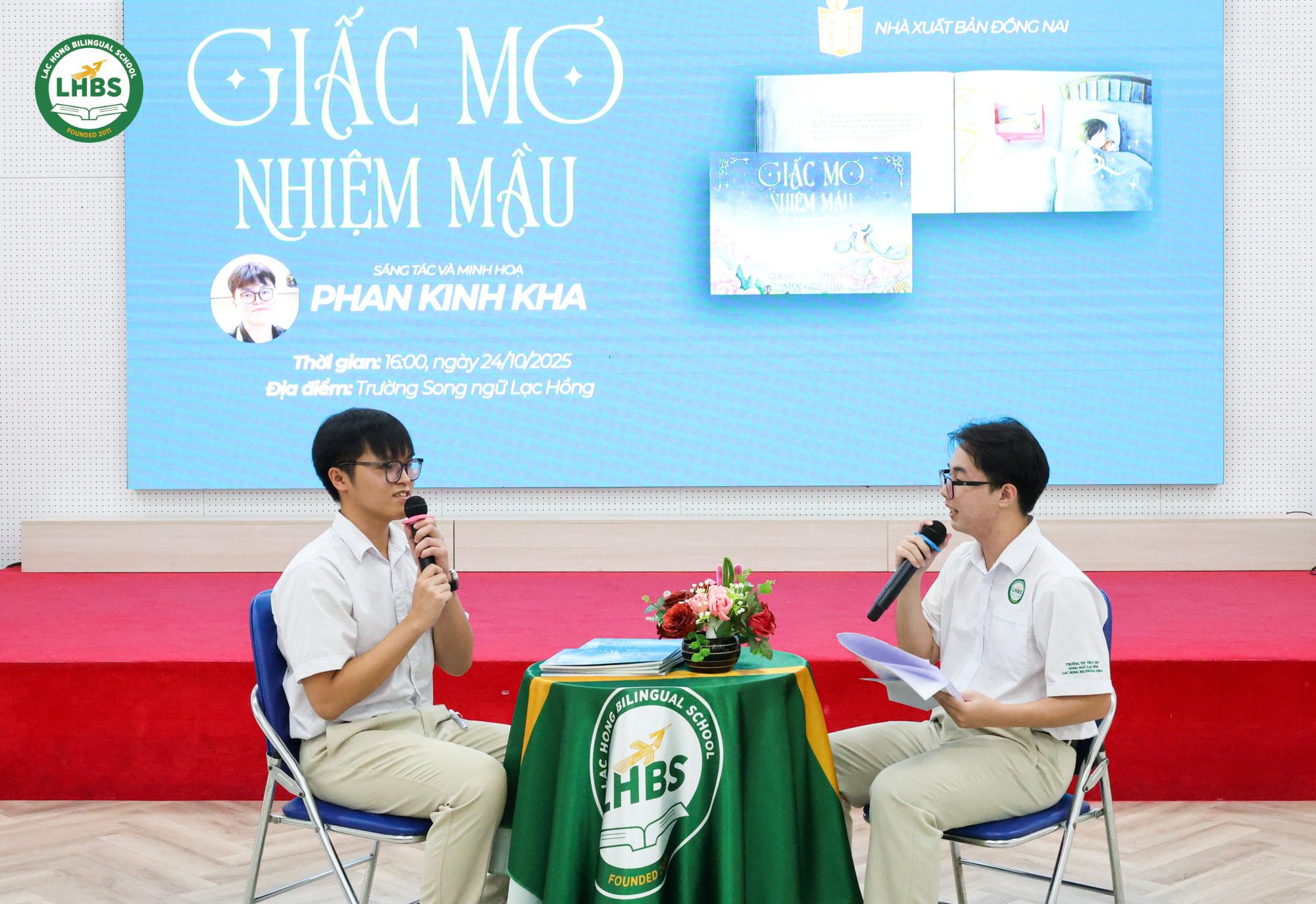 Tác giả trẻ Phan Kinh Kha – học sinh Song ngữ Lạc Hồng trong buổi talkshow ra mắt sách “Giấc Mơ Nhiệm Mầu”