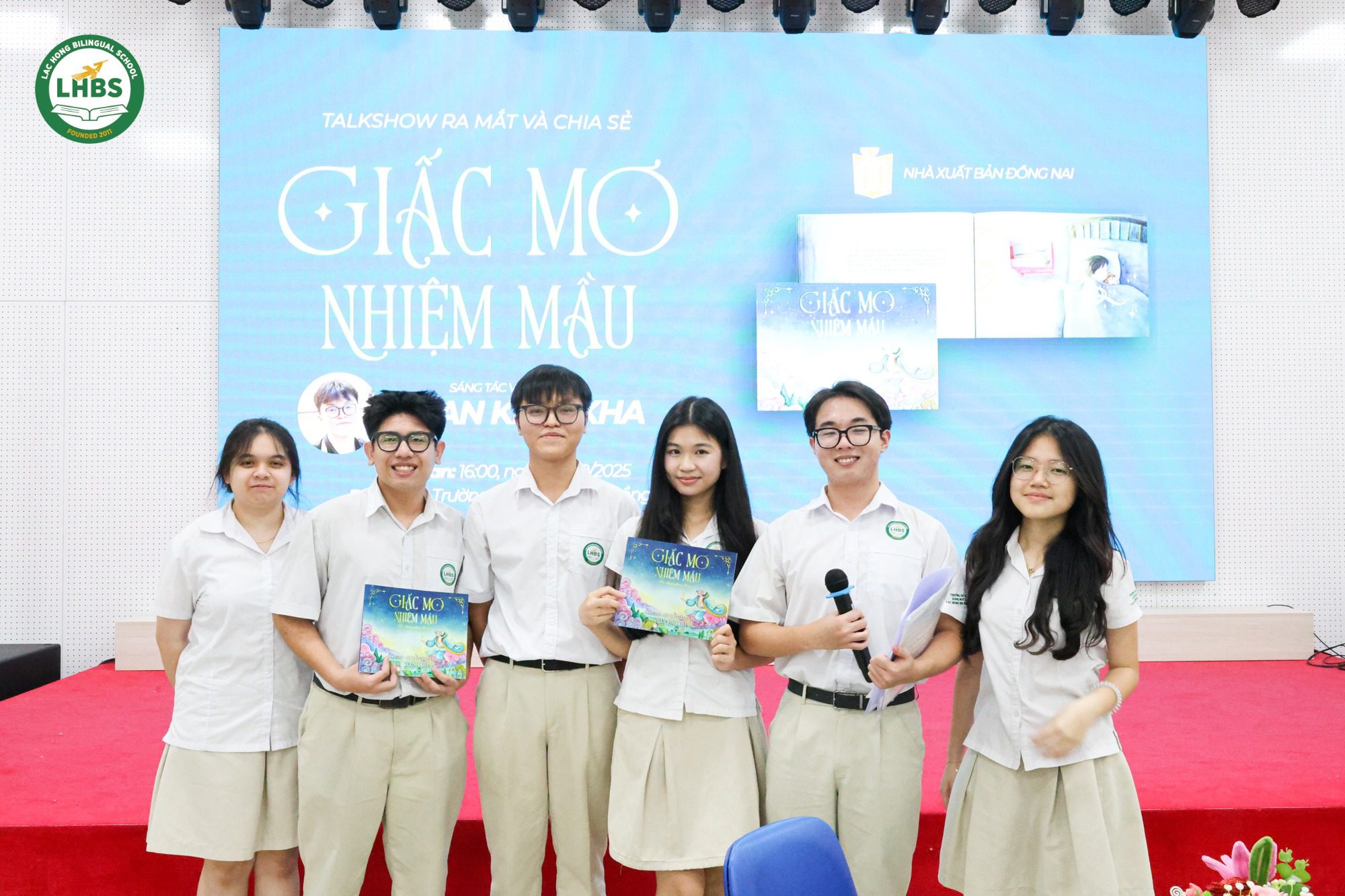 Học sinh và giáo viên Trường Song ngữ Lạc Hồng cùng tham dự talkshow ra mắt sách “Giấc Mơ Nhiệm Mầu”