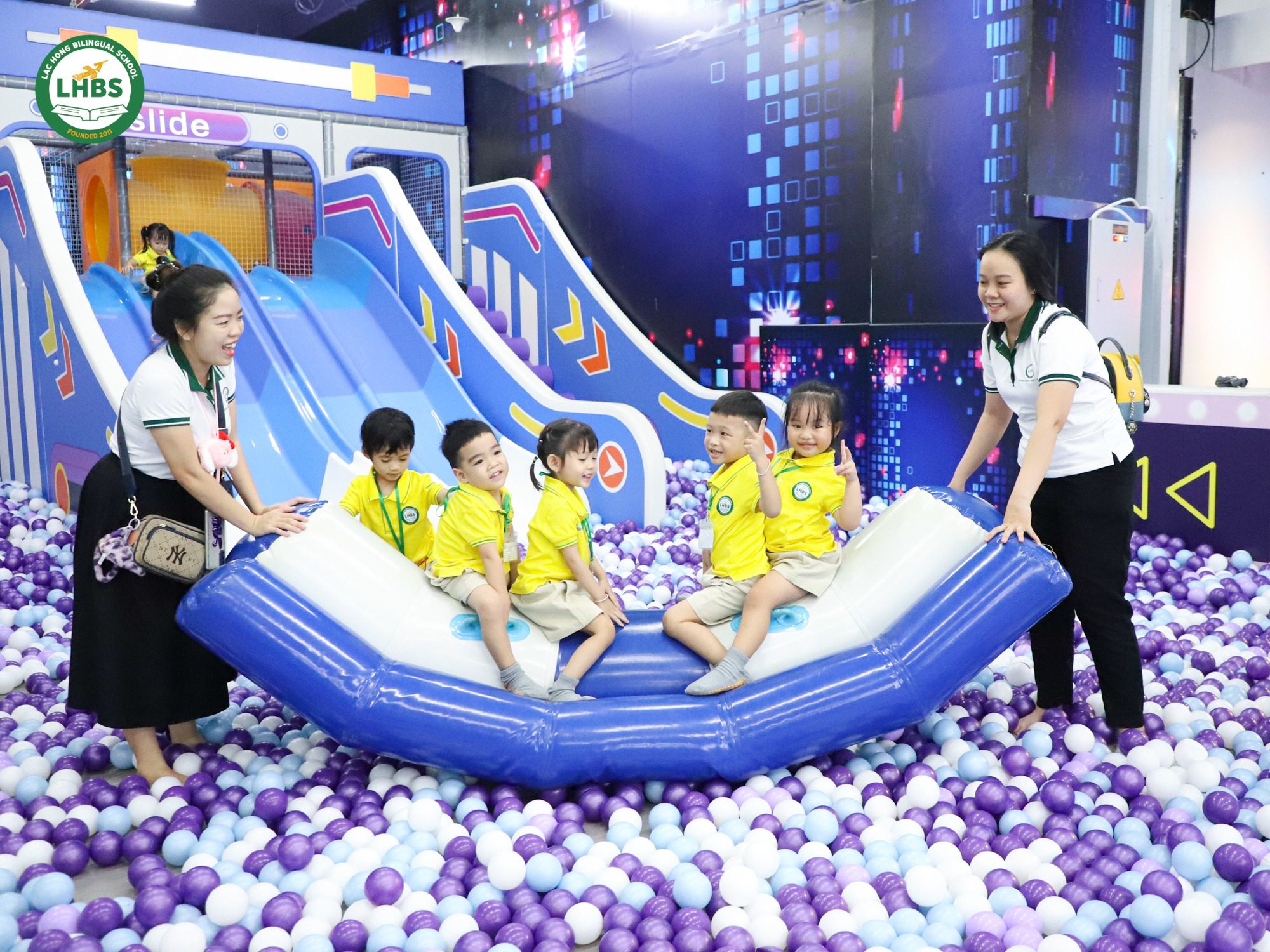 Học sinh Mầm non Song ngữ Lạc Hồng gắn kết bạn bè tại chuyến trải nghiệm Gigamall