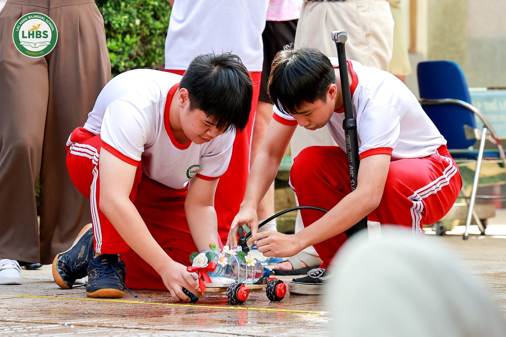 Học sinh Song ngữ Lạc Hồng khối 10–11 tham gia cuộc thi Đua xe phản lực nước 2025