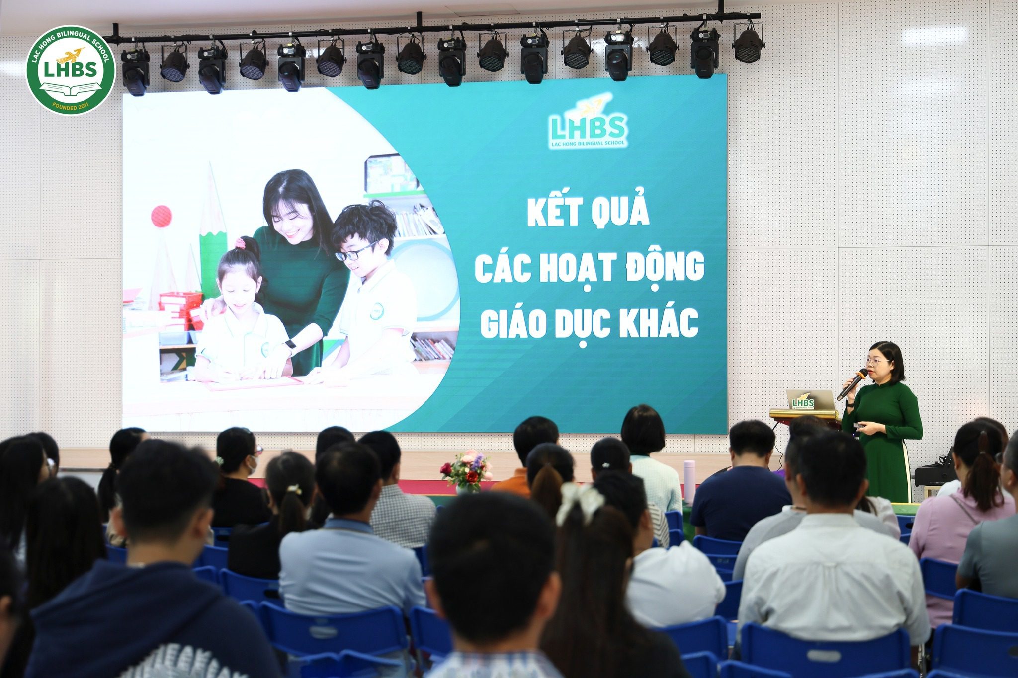 Họp phụ huynh cuối học kì I tại Trường Song ngữ Lạc Hồng